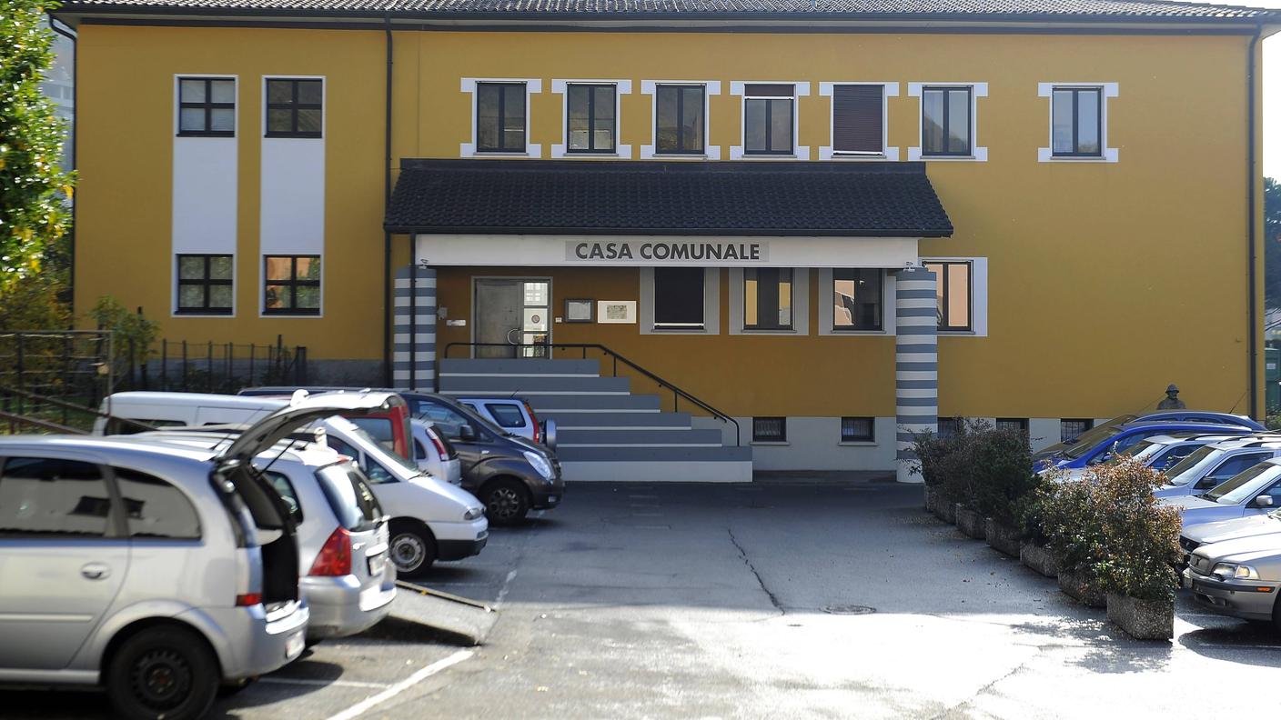 Gli esterni della casa comunale di Breggia dove lavorava l'ex contabile