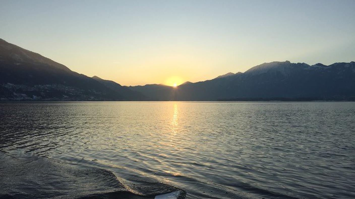 Tramonto sul Lago Maggiore alla vigilia del solstizio 