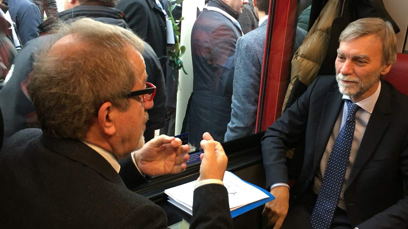 Il governatore lombardo Maroni ed il ministro italiano Delrio sul treno per Mendrisio