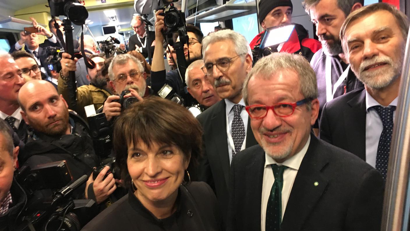 Doris Leuthard, Roberto Maroni e Graziano Delrio circondati da giornalisti