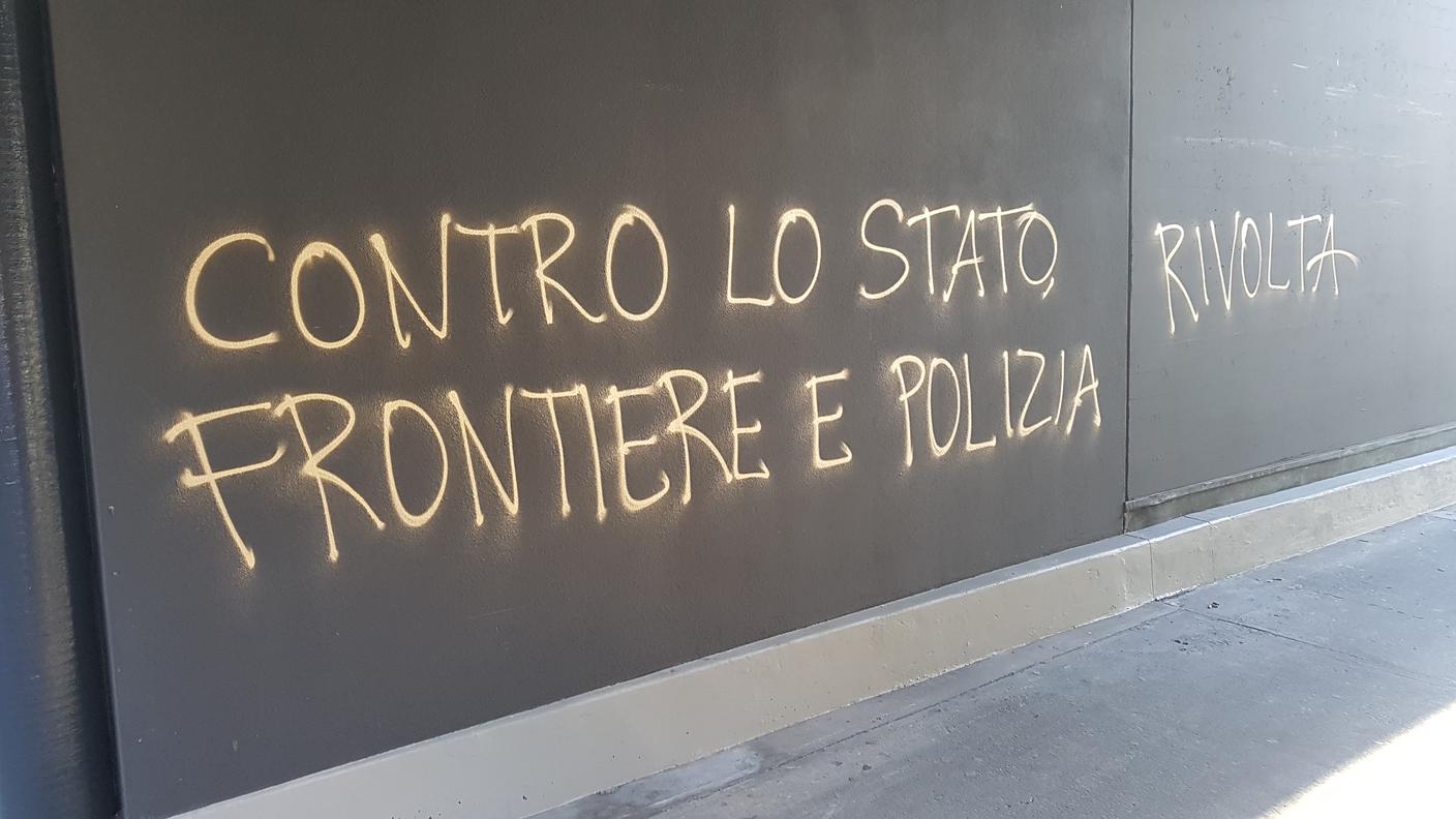 Un altro messaggio sui muri del centro città