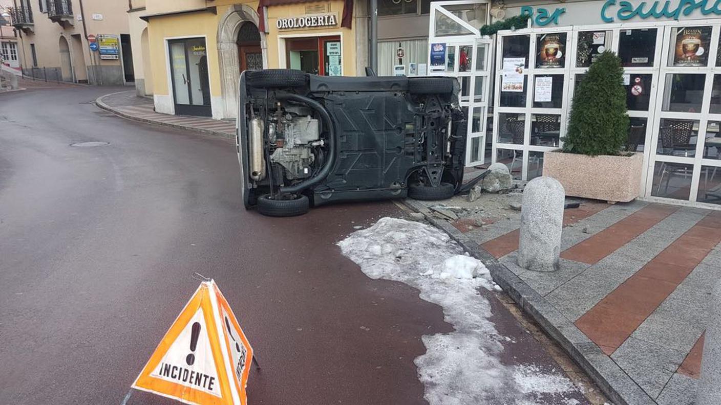 L'auto rovesciata su un fianco