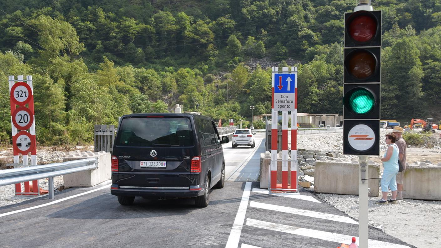 Le auto iniziato a transitare dal ponte a Visletto.jpeg