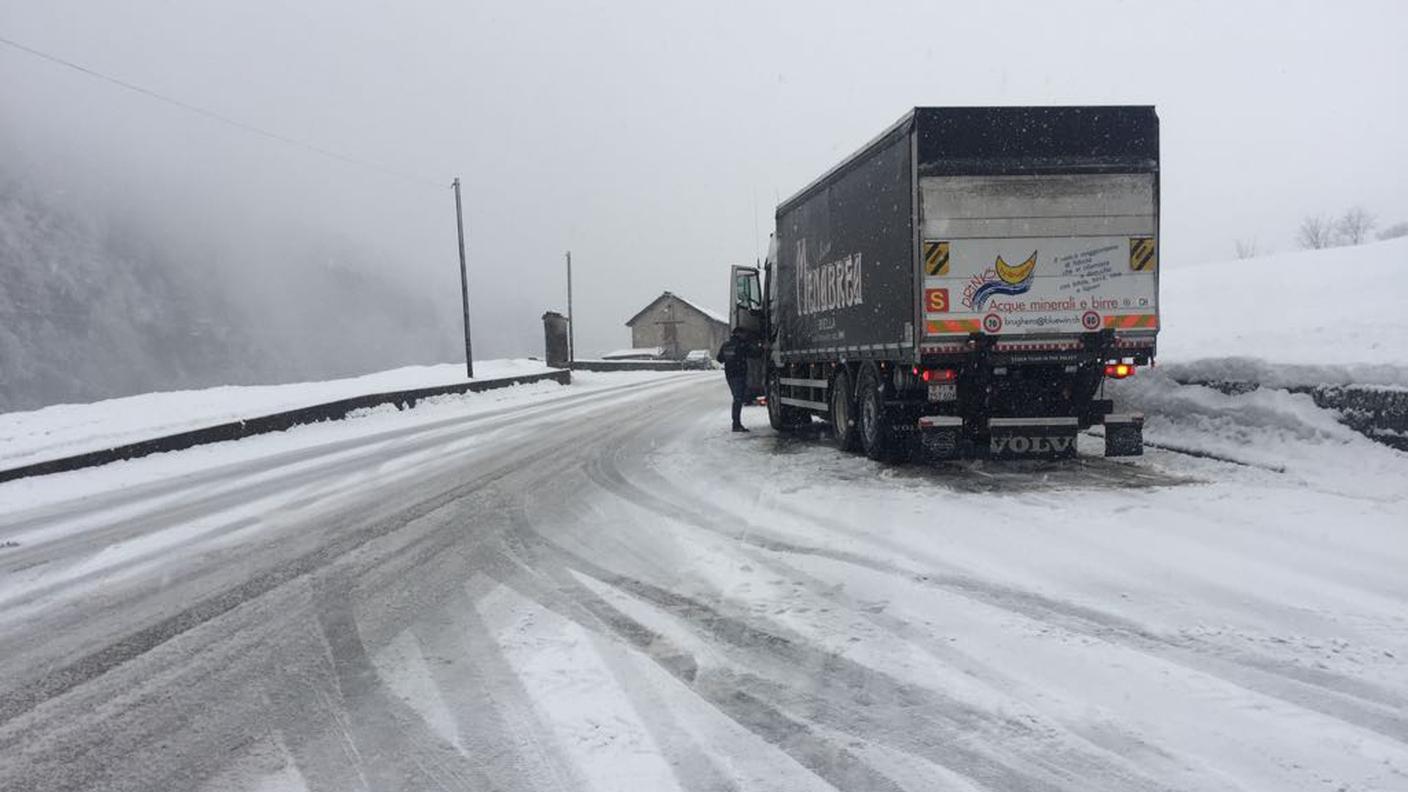 Camion in difficoltà a Faido