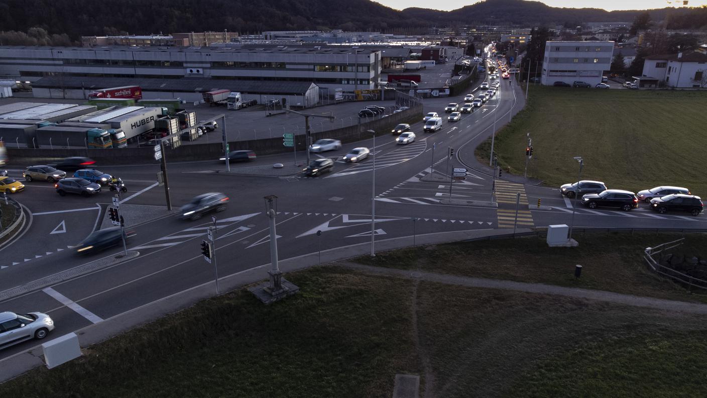 Lavoratori da oltreconfine in coda mattutina a Stabio.jpg