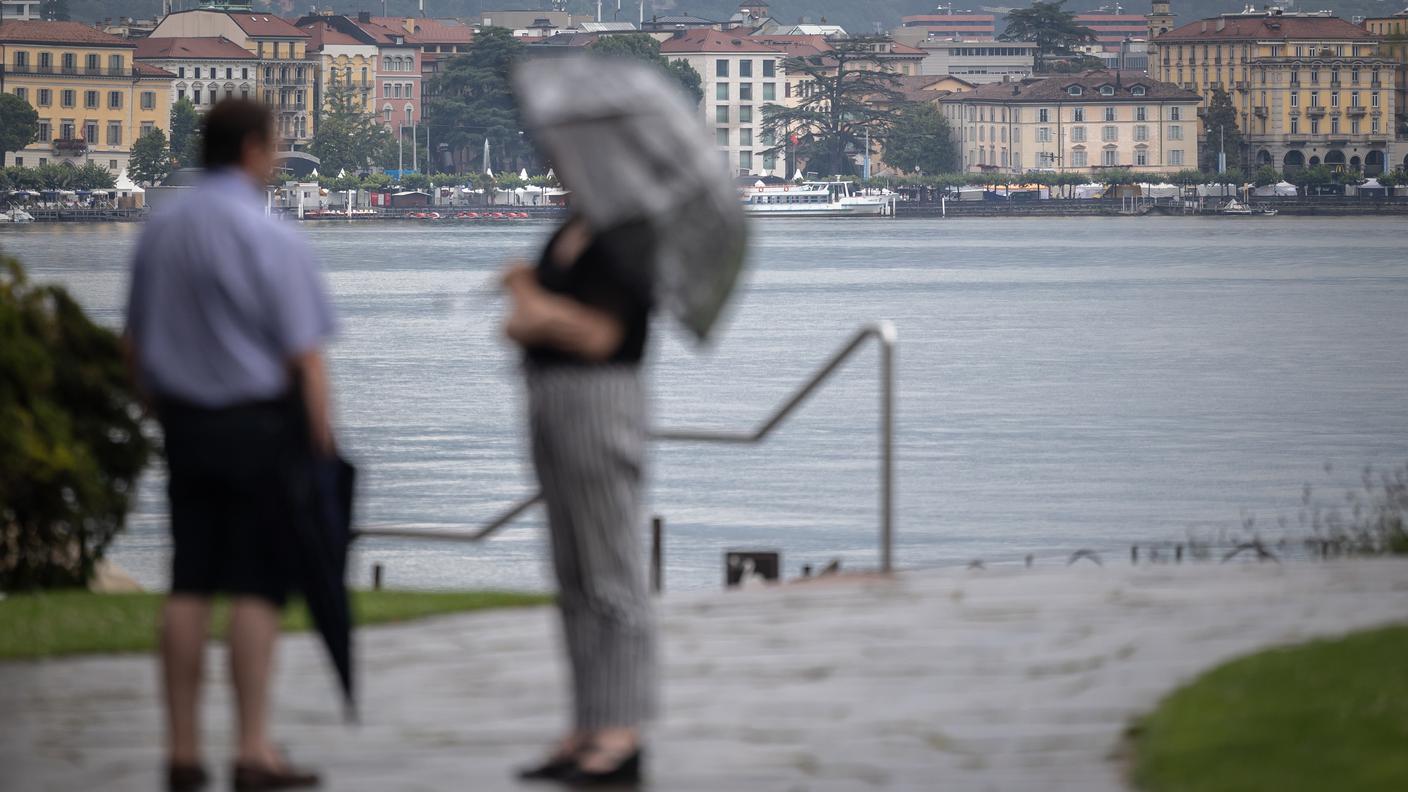 In Ticino, nella foto il lungolago di Lugano, si sconta l'inizio estate bagnata.jpg