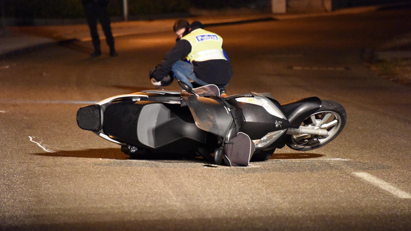 Lo scooter fermo in mezzo alla carreggiata