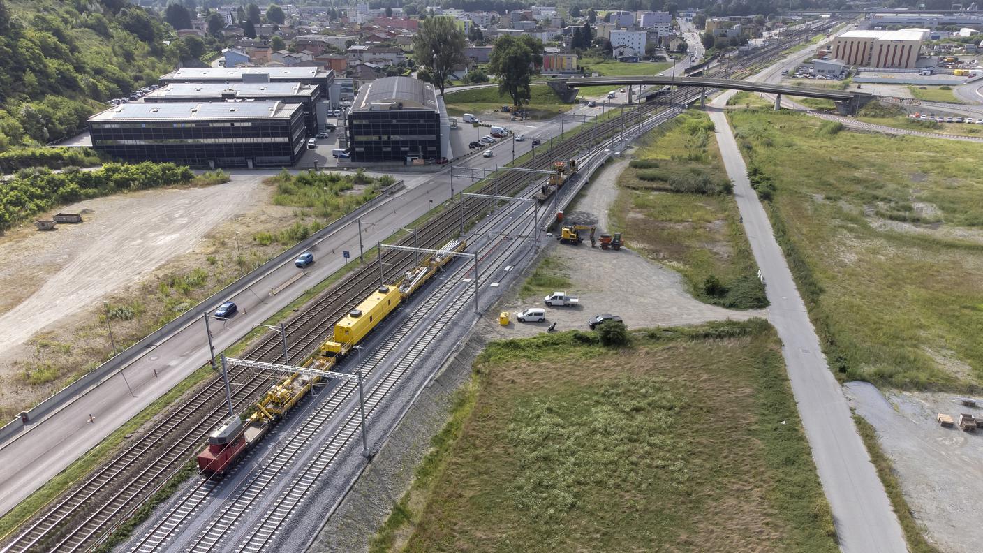 Una veduta del sito in costruzione per il nuovo stabilimento industriale ferroviario a Castione.jpg