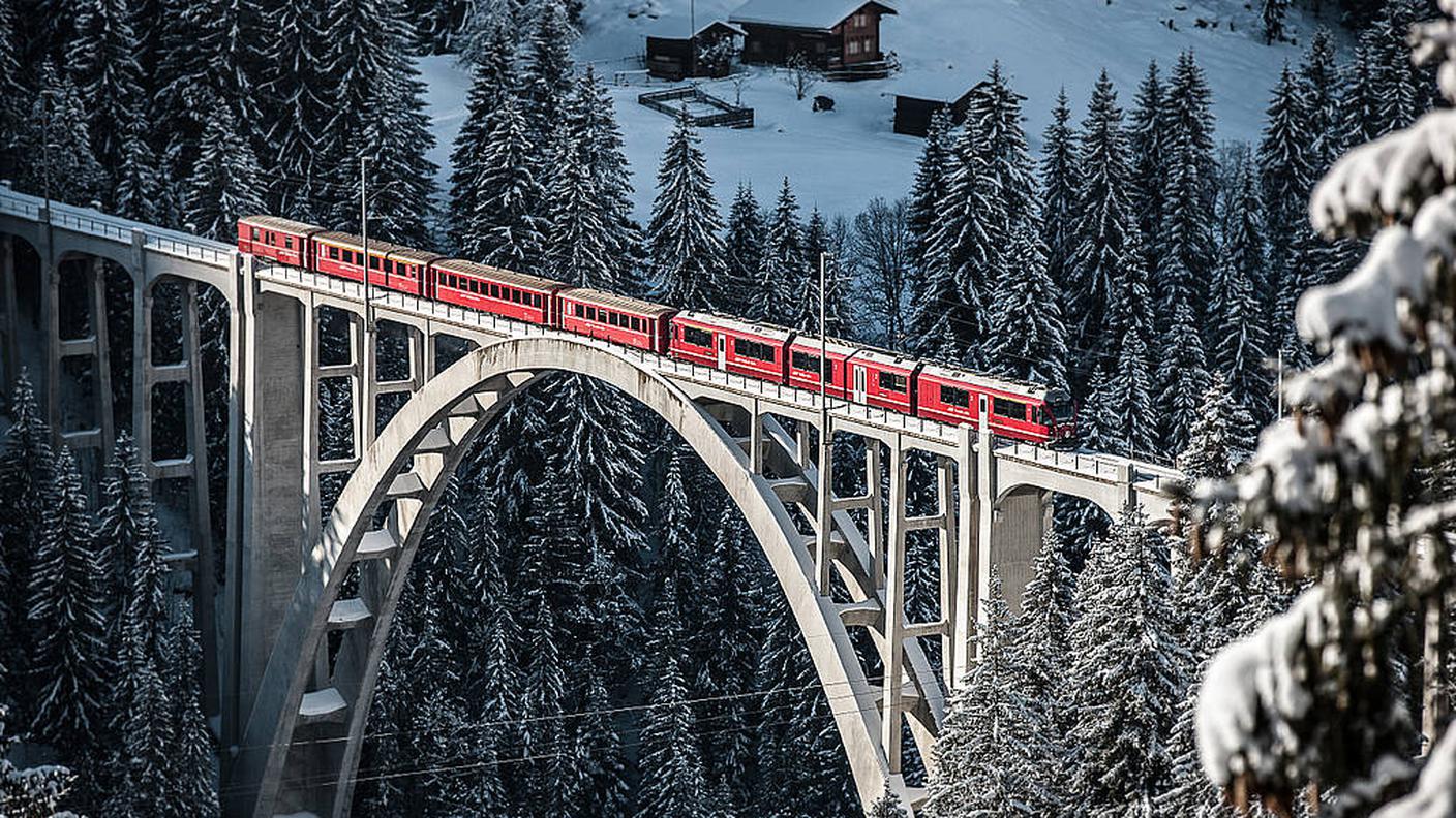 Un treno della Coira-Arosa mentre transita sul viadotto di Langwies