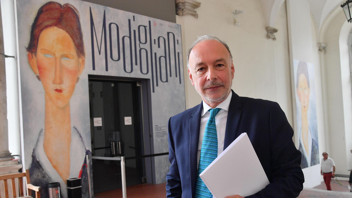 Chiappini davanti all'ingresso della mostra genovese