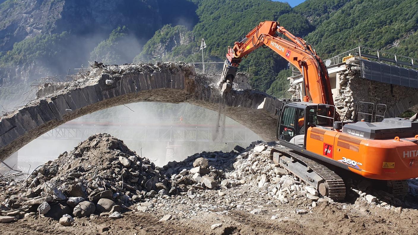 La demolizione dell'arcata centrale del ponte di Visletto.jpg