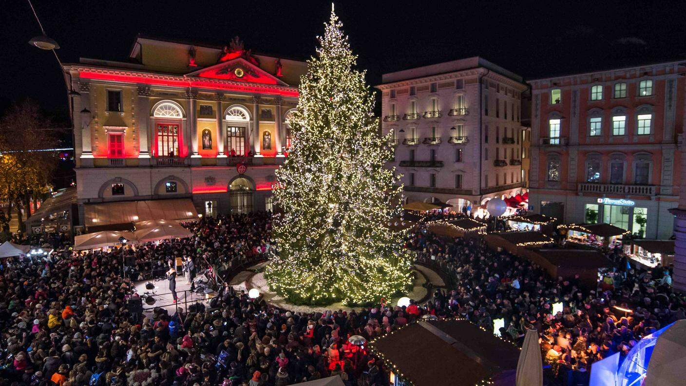 Tanta gente in Piazza Riforma a Lugano per l'accensione dell'albero di Natale