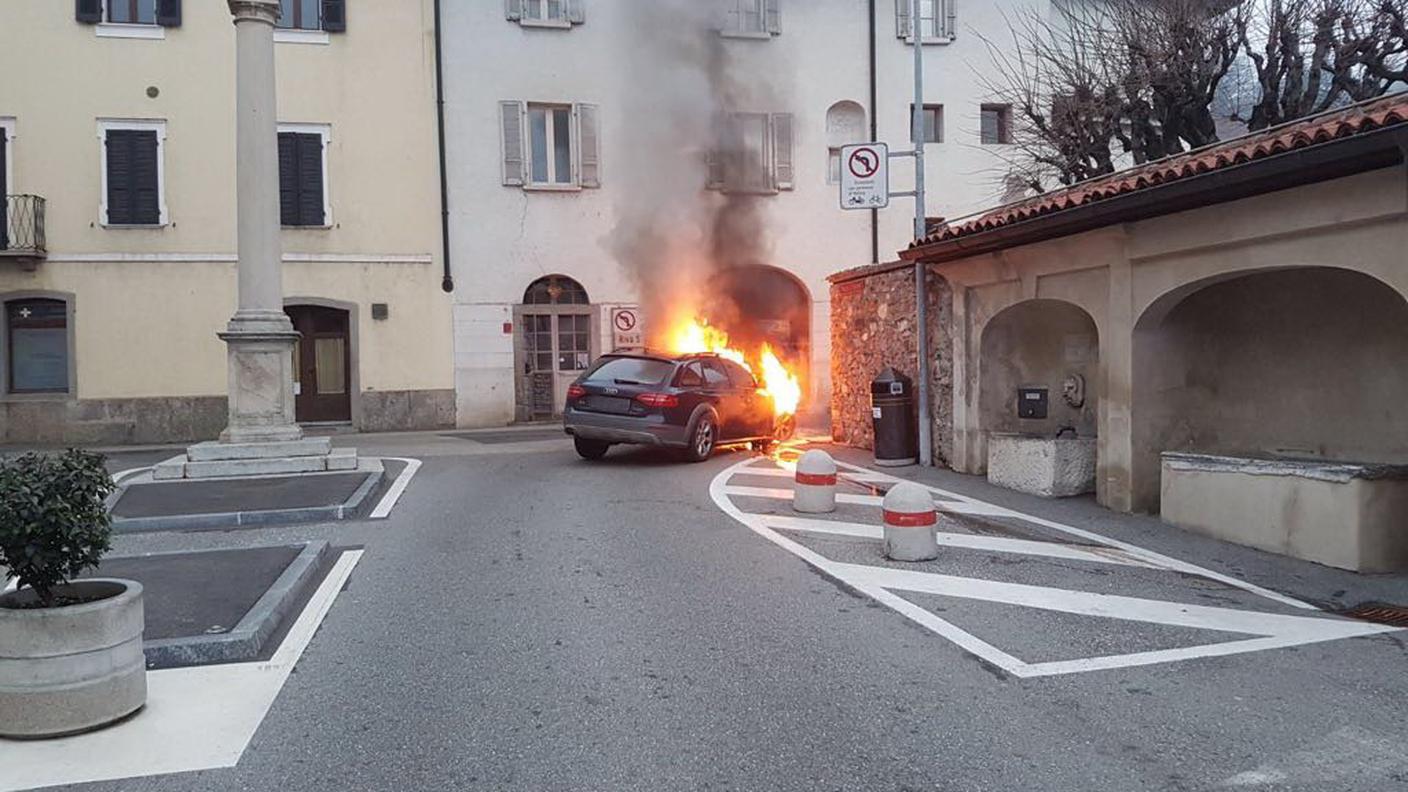 Il veicolo brucia in Piazza Santo Stefano