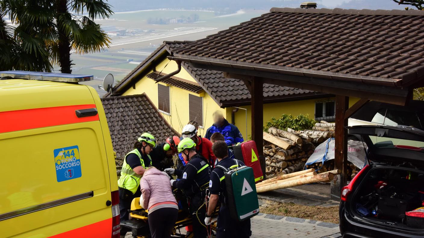 Il ferito è stato trasportato all'ospedale da un'ambulanza del SALVA