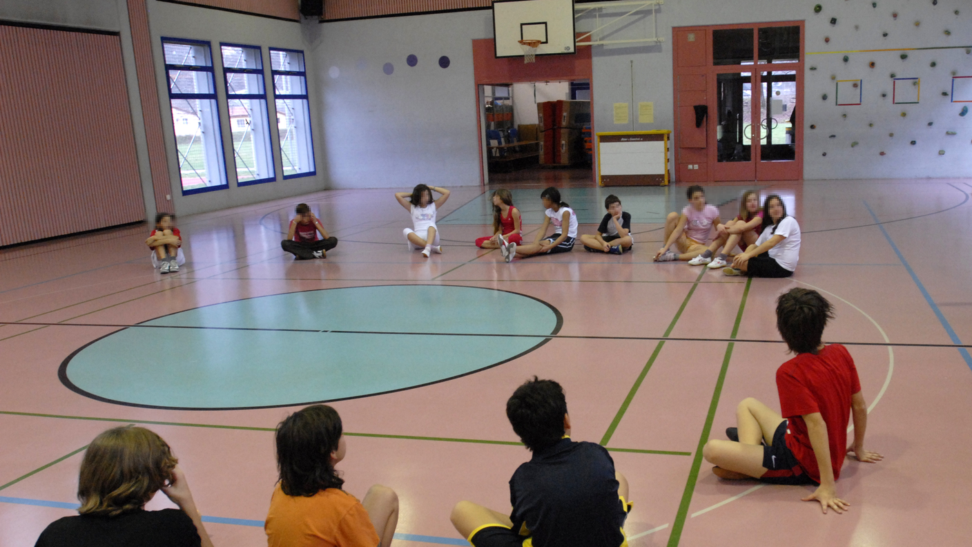 Allievi a lezione di educazione fisica