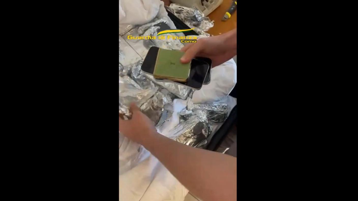 I cellulari sequestrati erano avvolti nella carta stagnola per evitarne la localizzazione