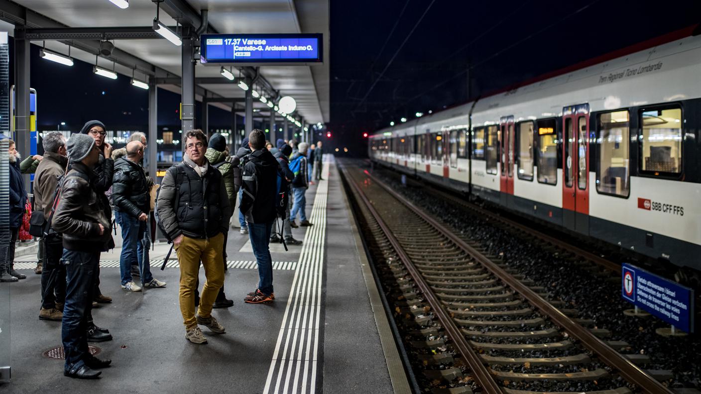 Viaggiatori in attesa a Stabio