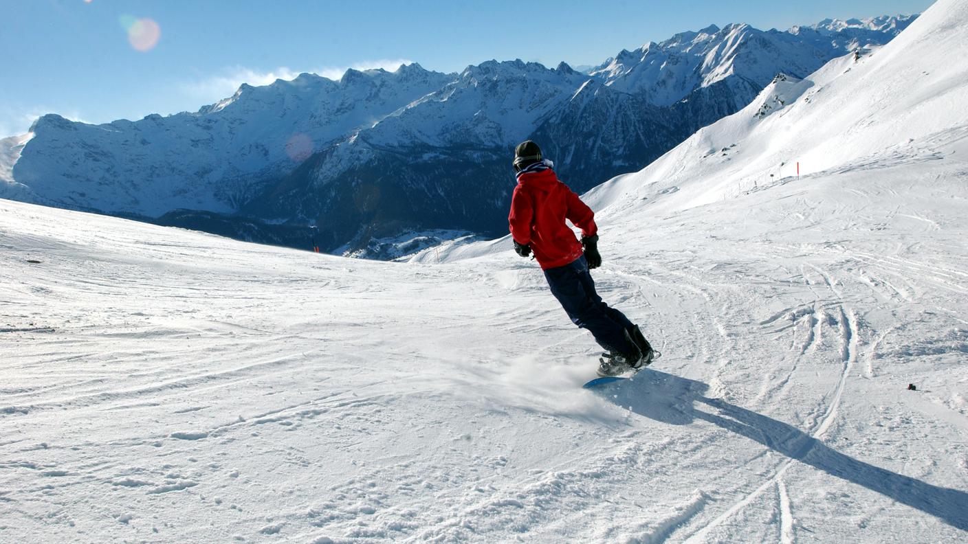 L'uomo si è allontanato dalle piste con il suo snowboard