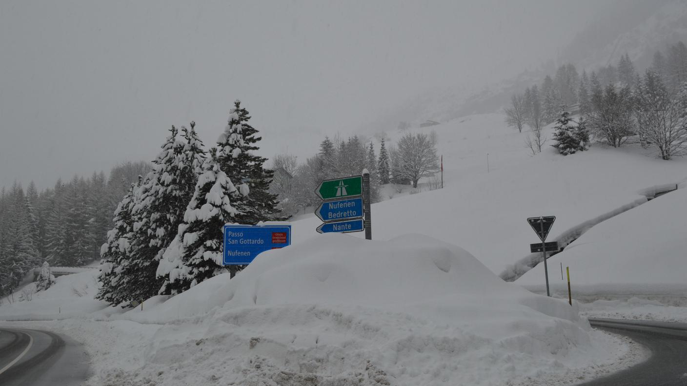 Molta neve anche ai bordi della circonvallazione di Airolo