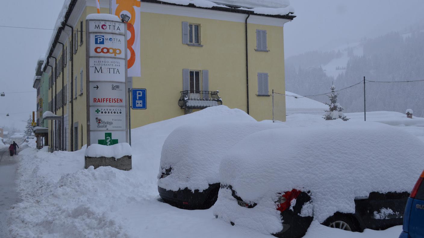 Auto sepolte da una spessa coltre nevosa