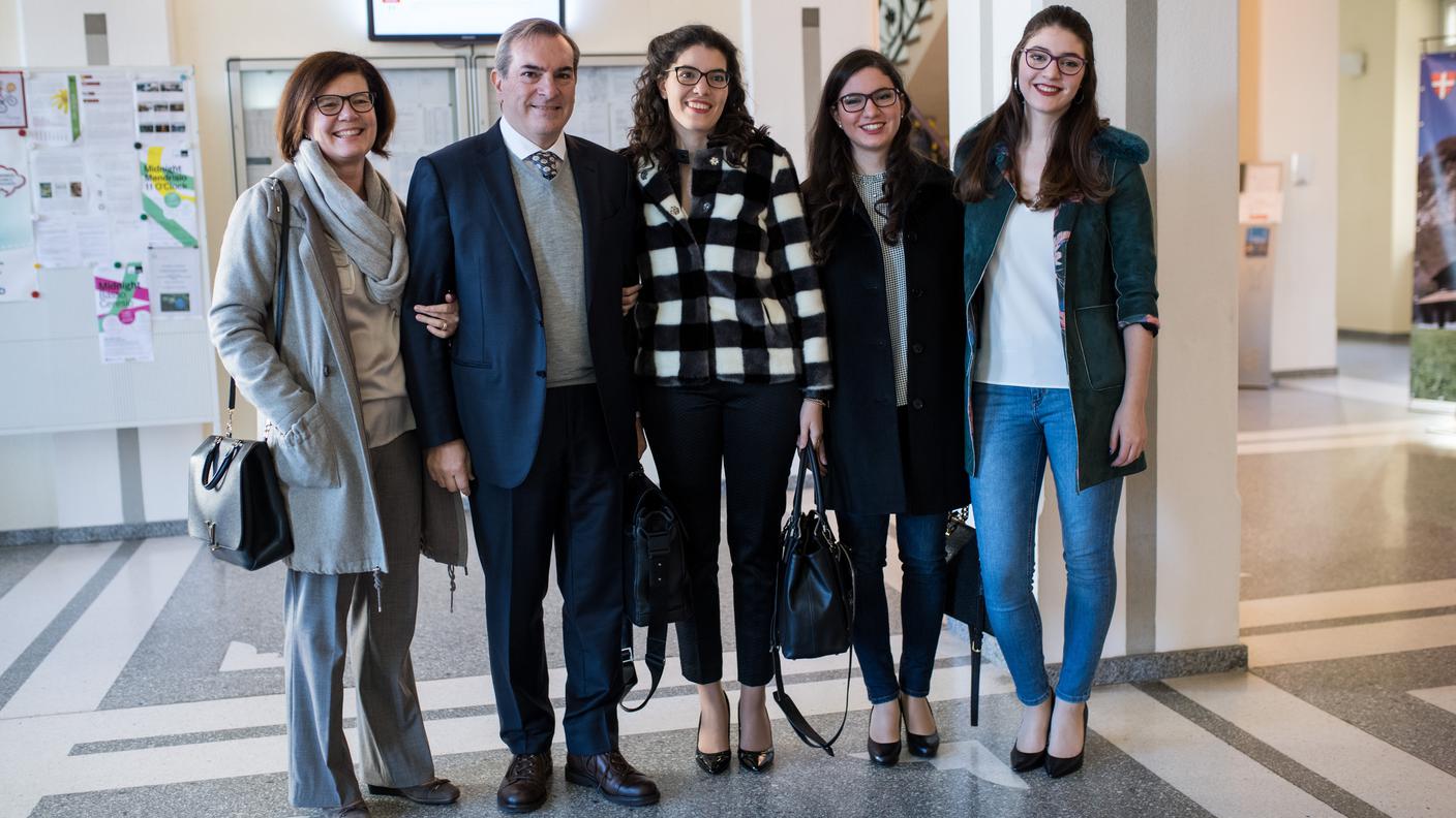 Carlo Croci al momento dell'ufficializzazione delle dimissioni attorniato da moglie e tre figlie