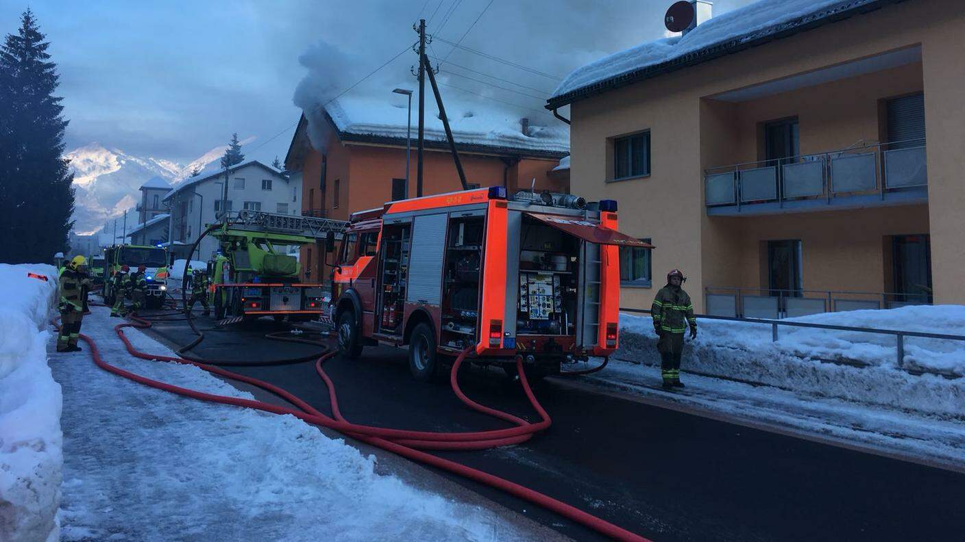 L'intervento dei pompieri mercoledì per l'incendio scoppiato nell'abitazione di Ambrì