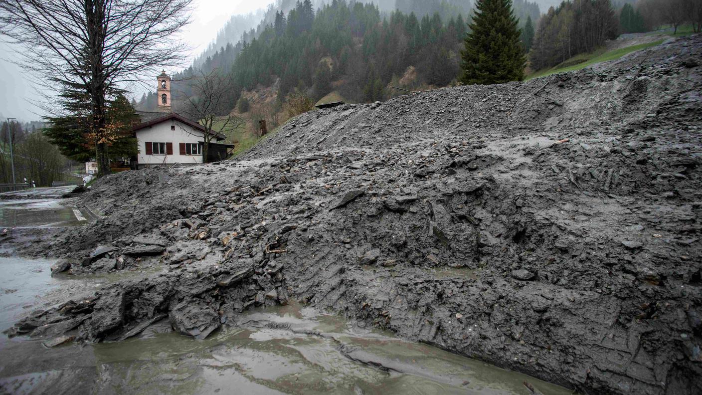 La frana di Ghirone che ha investito la strada verso Cozzera nell'aprile 2016
