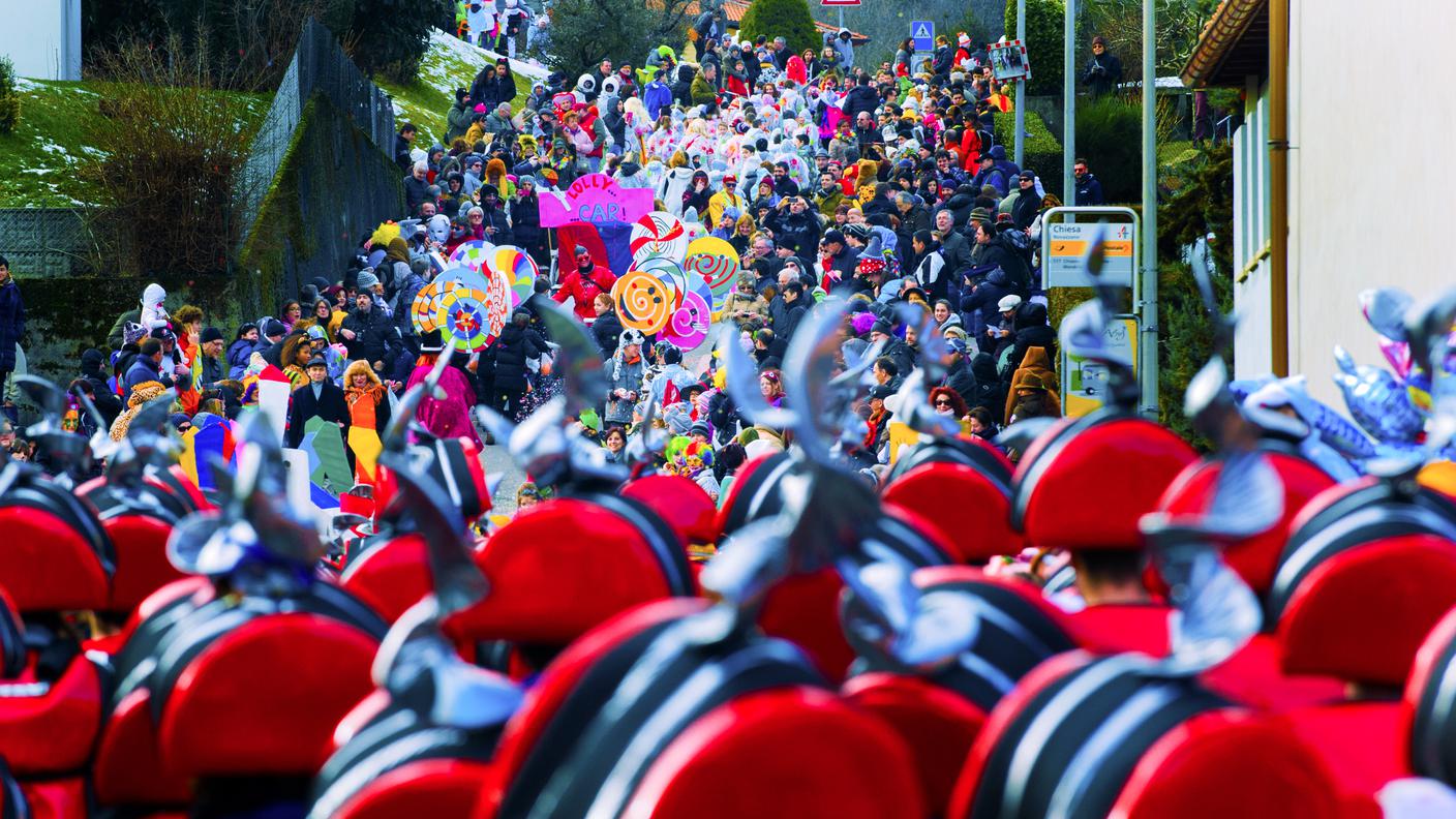 Il passaggio della Fracass band al carnevale di Novazzano del 2015