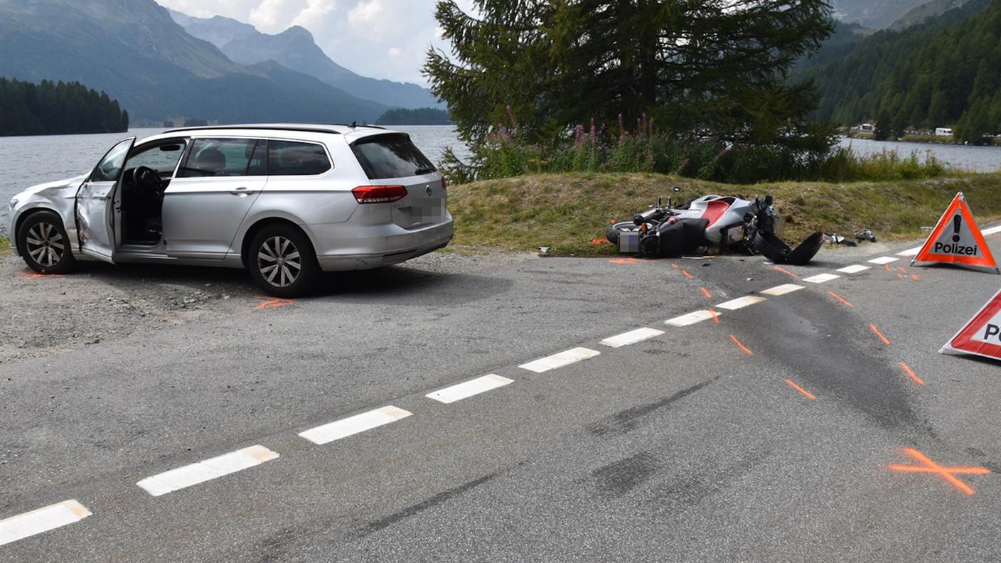 L'auto e la motocicletta coinvolte nell'incidente.jfif