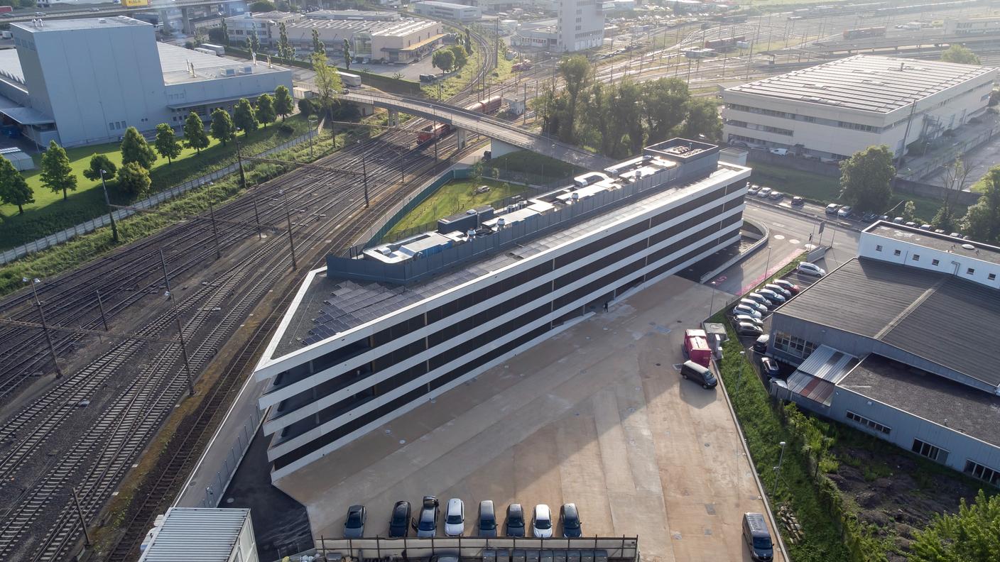 La polizia, intervenuta grazie a una segnalazione, ha fermato i due giovani poco più tardi al Centro federale di Pasture (foto)