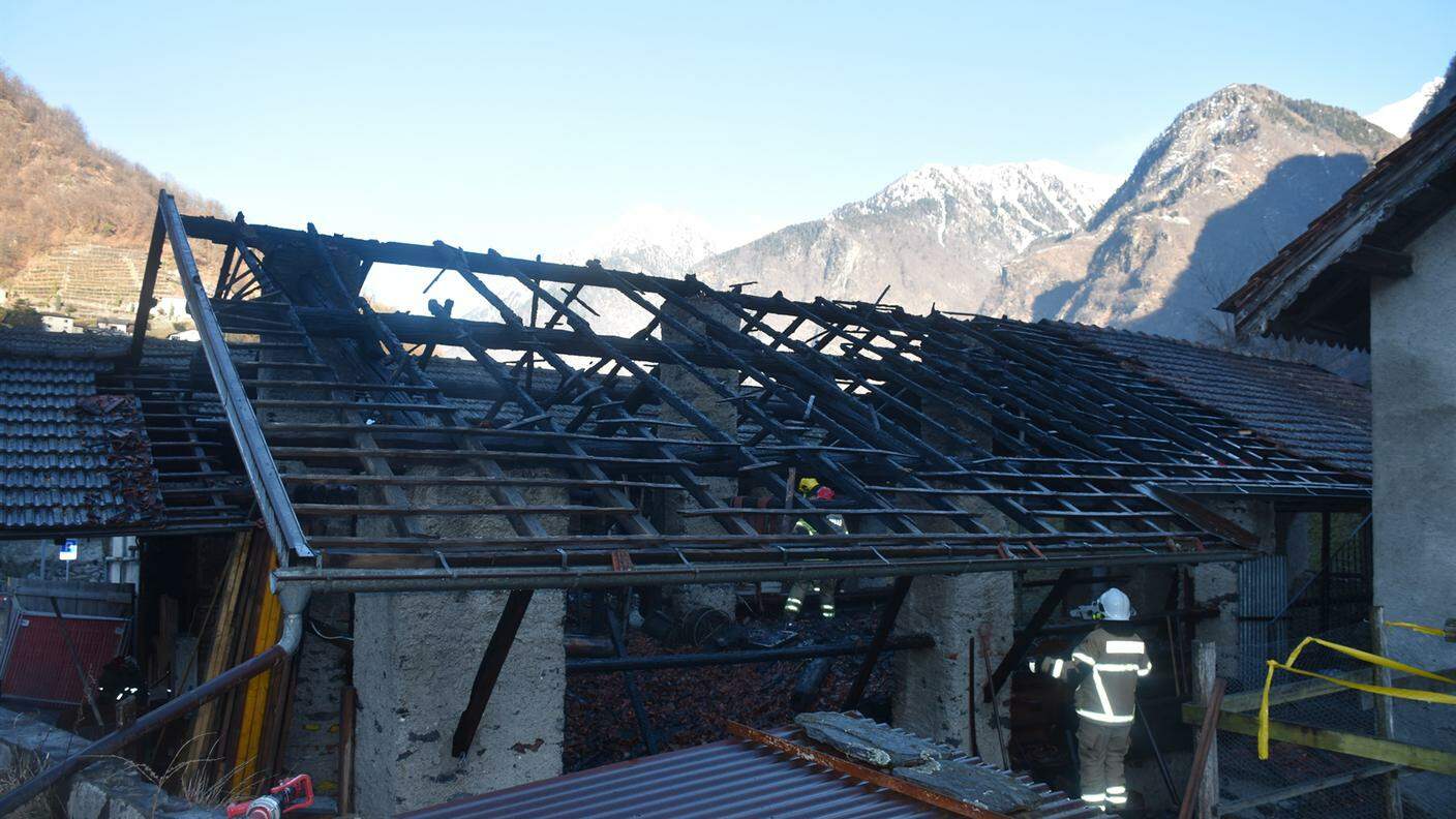 Il tetto dello stabile è andato distrutto