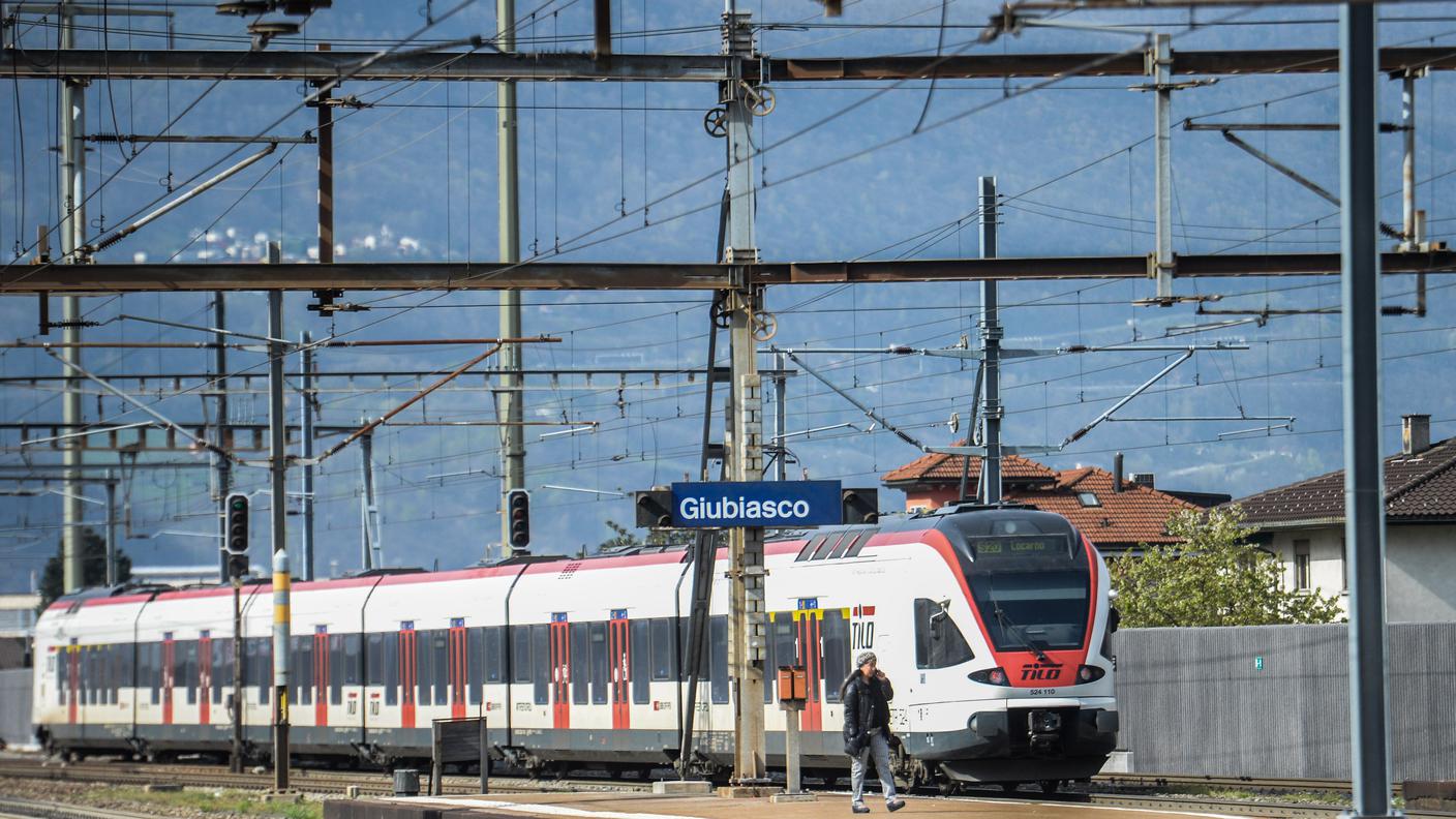 Un treno fermo la causa dei disagi.jpg