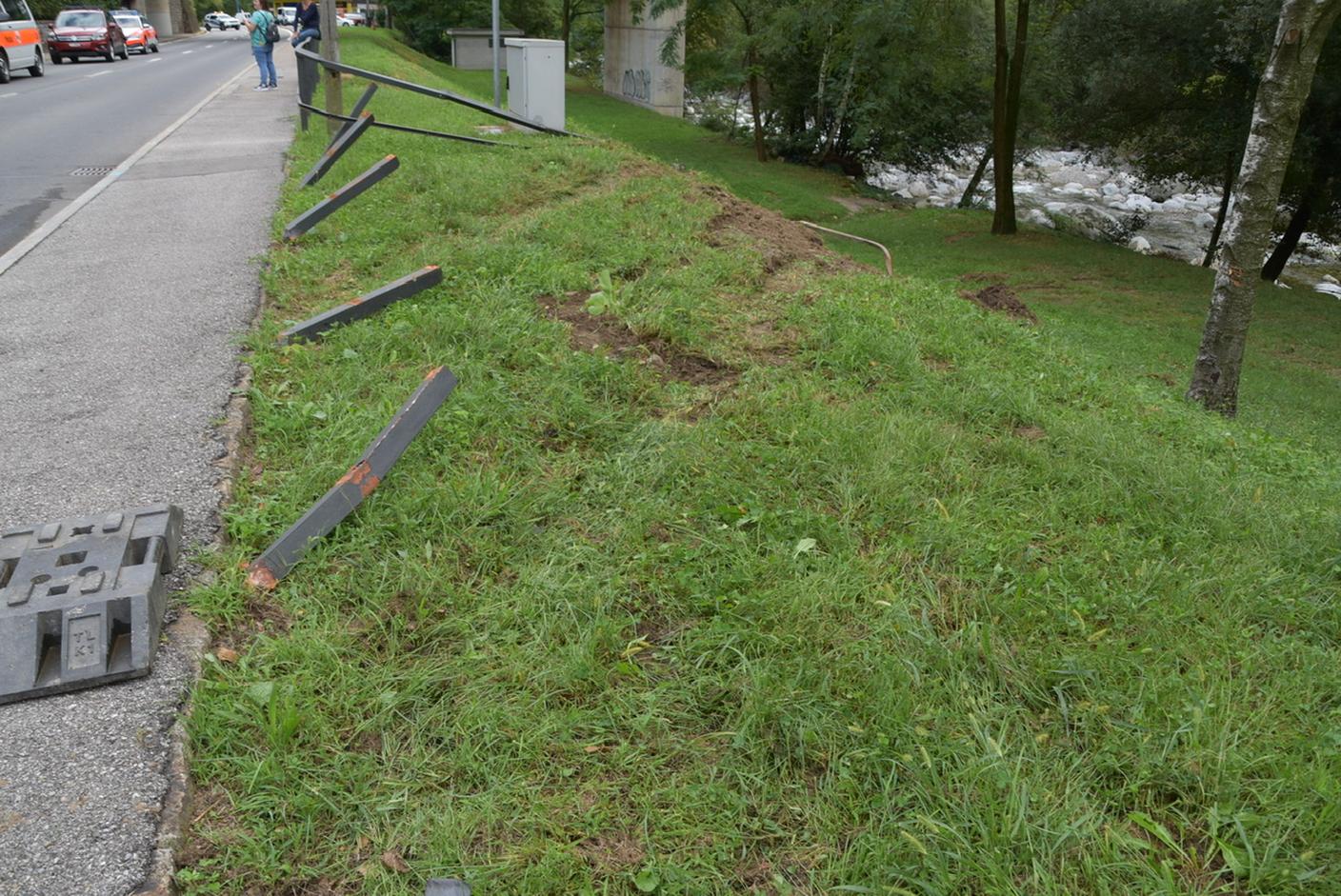 Dopo la collisione il mezzo da cantiere è finito nella scarpata sottostante