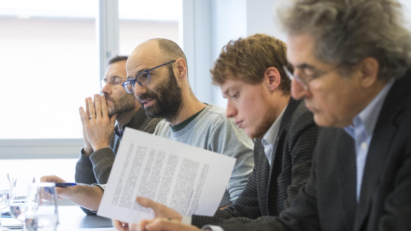 Un momento dell'incontro con i media: da sinistra Marco Noi e Ronnie David (Verdi), Alessandro Lucchini (Partito comunista) e Carlo Lepori (PS)