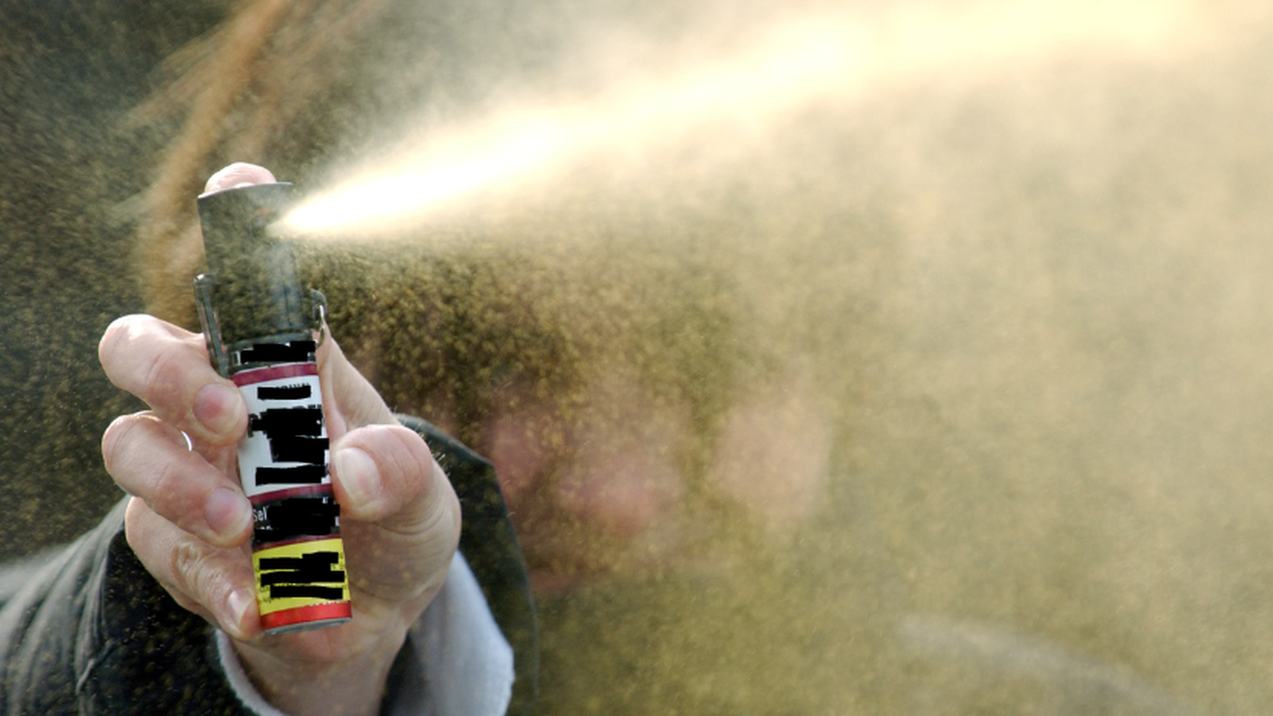 Una bomboletta di spray al pepe usata per la difesa personale