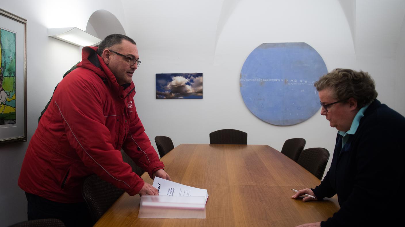 Il momento della consegna della firme da parte di Massimo Mantovani (segretario VPOD) a Maria Elena Guidotti della Cancelleria