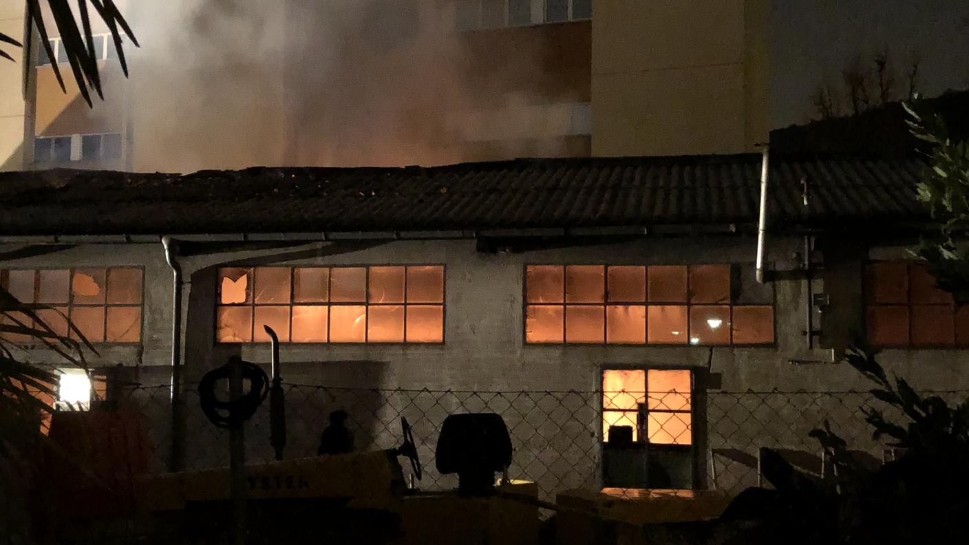 Il capannone in fiamme delle Industrie Chimiche Riunite 