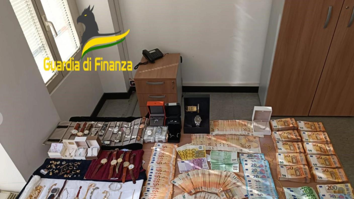 Orologi e soldi sequestrati dalla Fiamme Gialle varesine.jpg