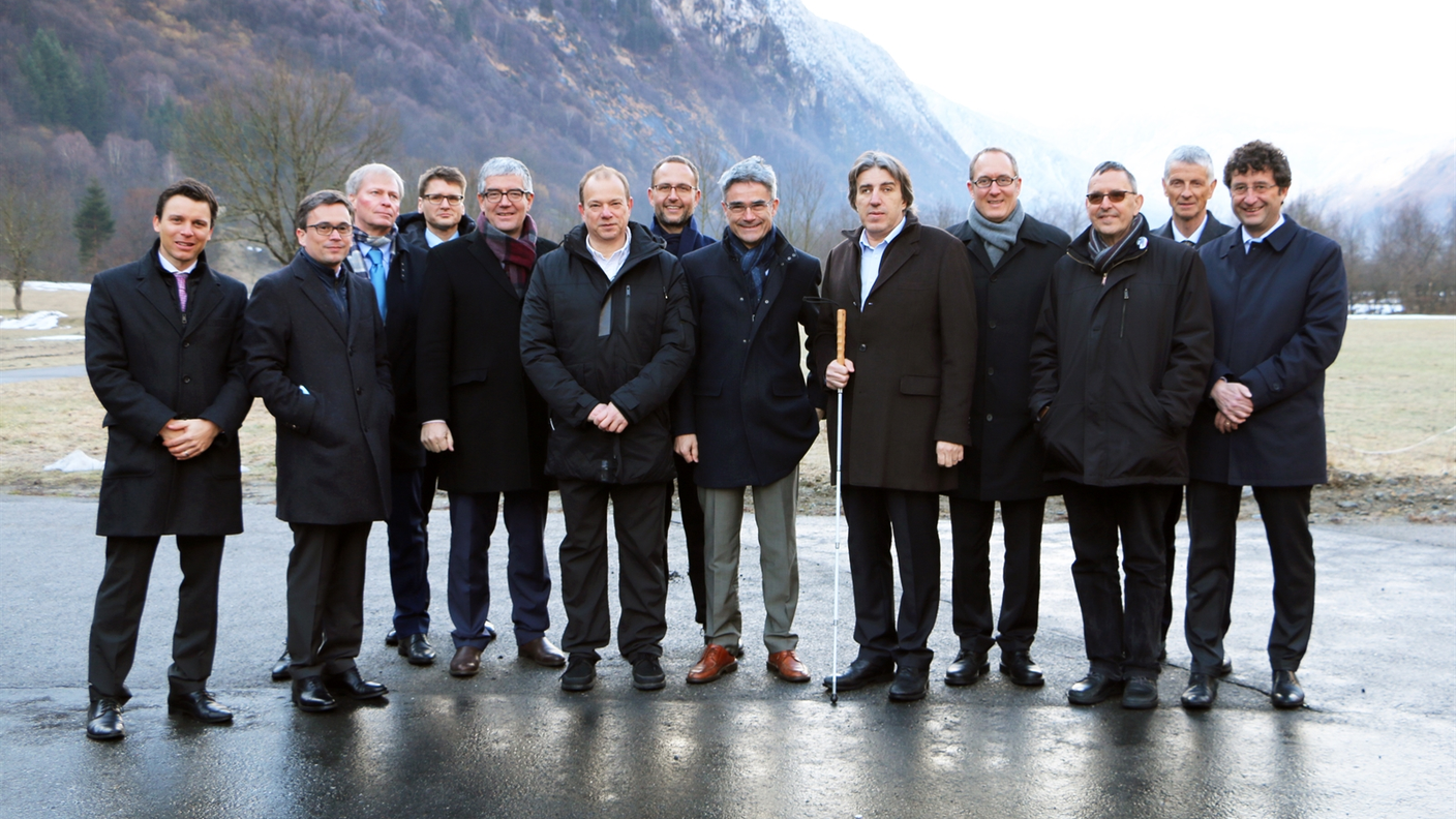 I membri dei Governi di Ticino e Grigioni riuniti a Lostallo