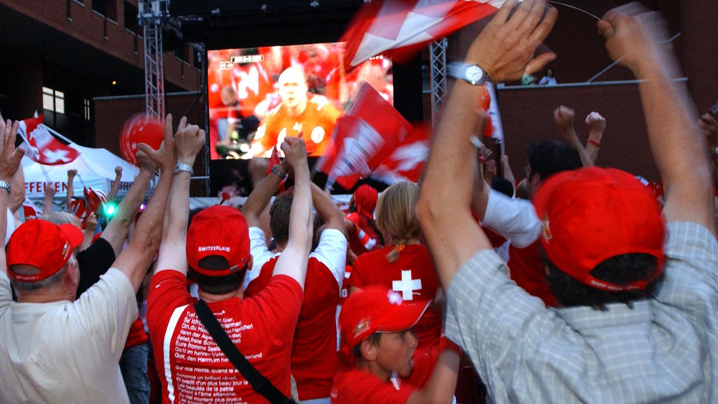 Tifosi della nazionale davanti al megaschermo a Mendrisio