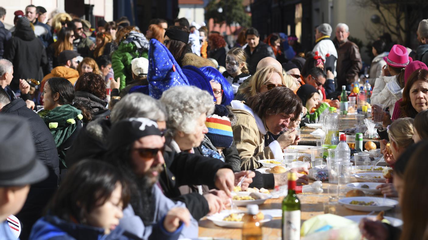 In molti per i tradizionali appuntamenti con la risottata in piazza