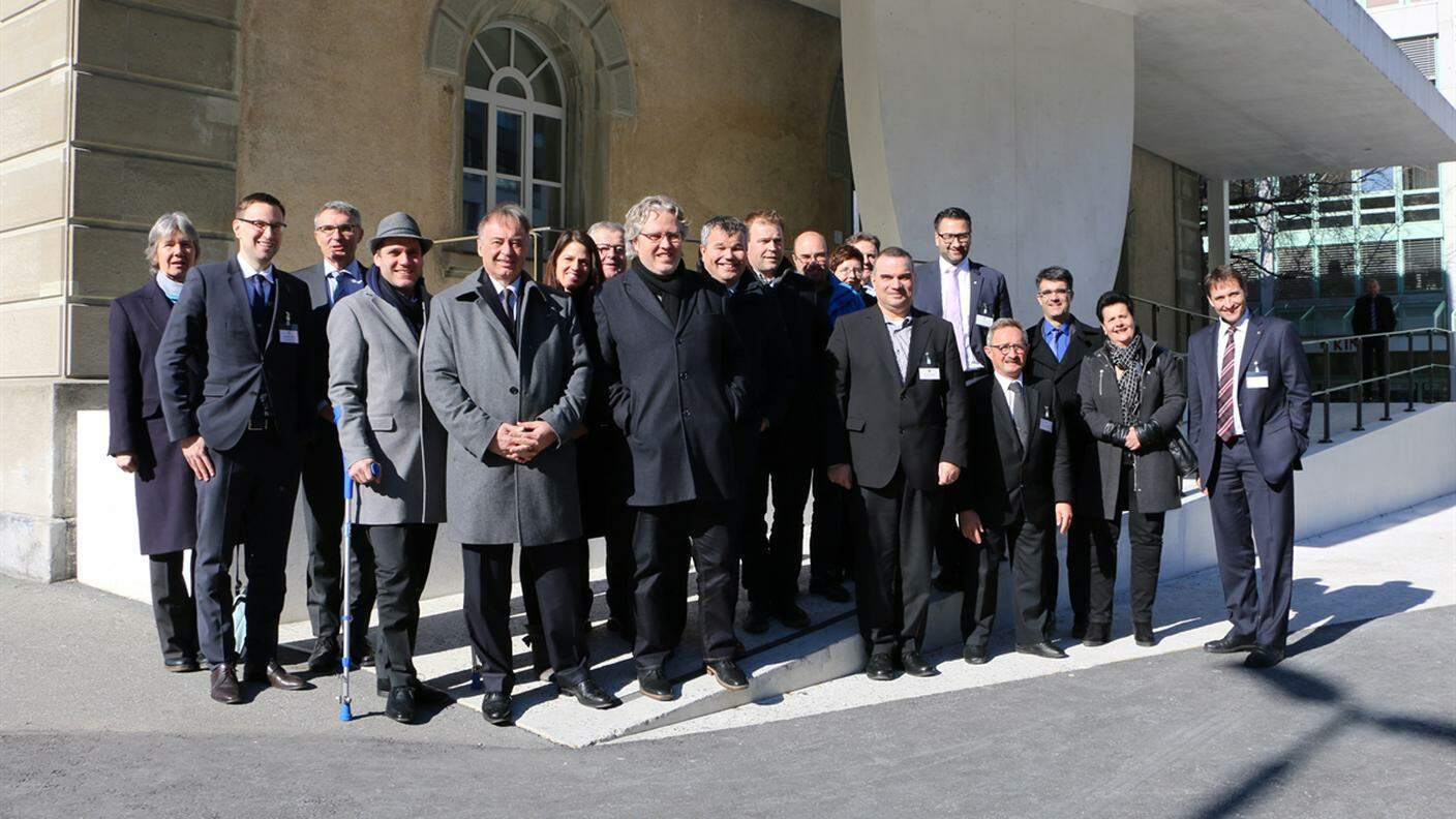 Le due delegazioni parlamentari davanti all'edificio del Gran Consiglio, a Coira