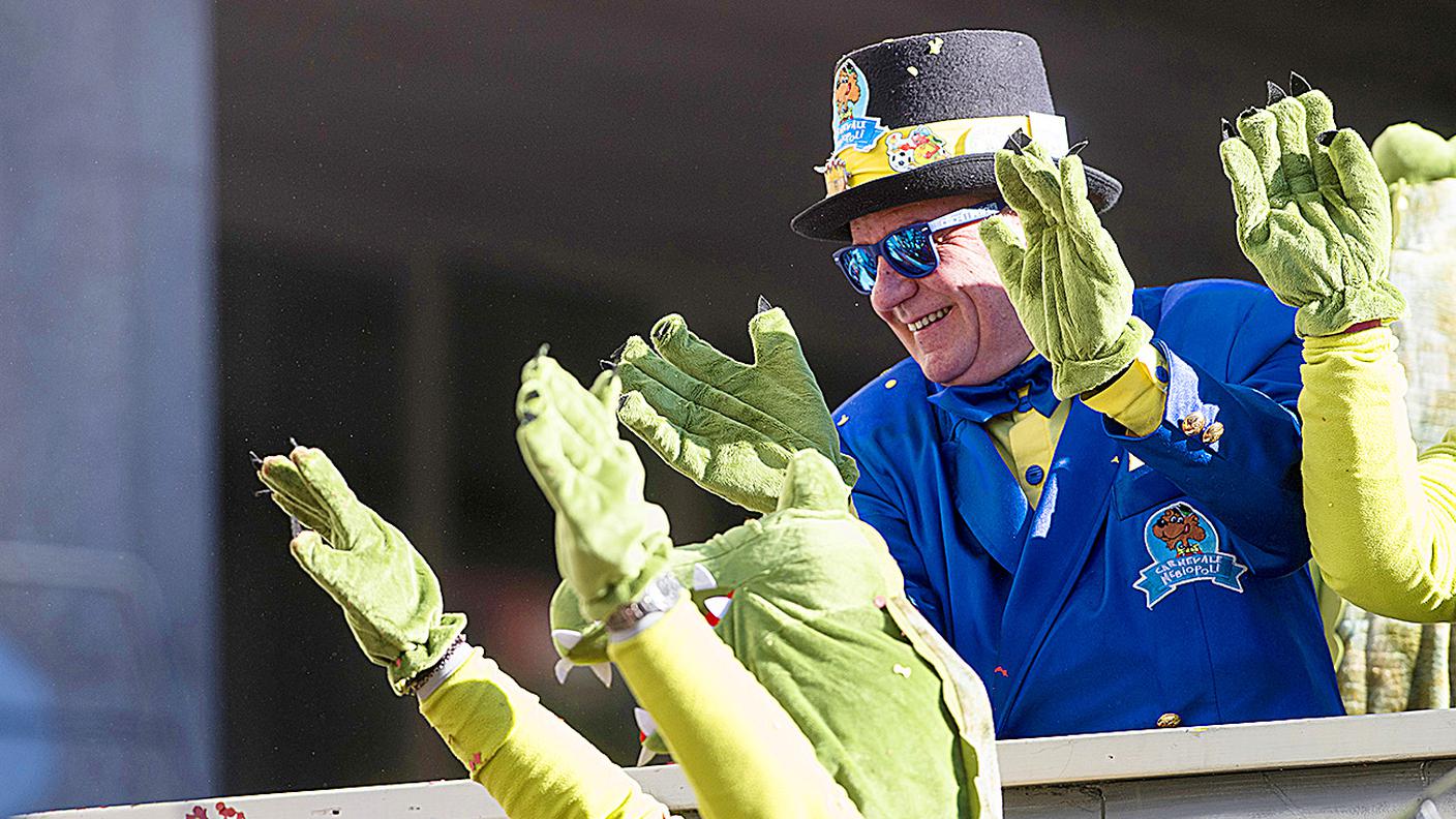Occhiali da sole e immancabile cappello per il Primo Ministro di Nebiopoli