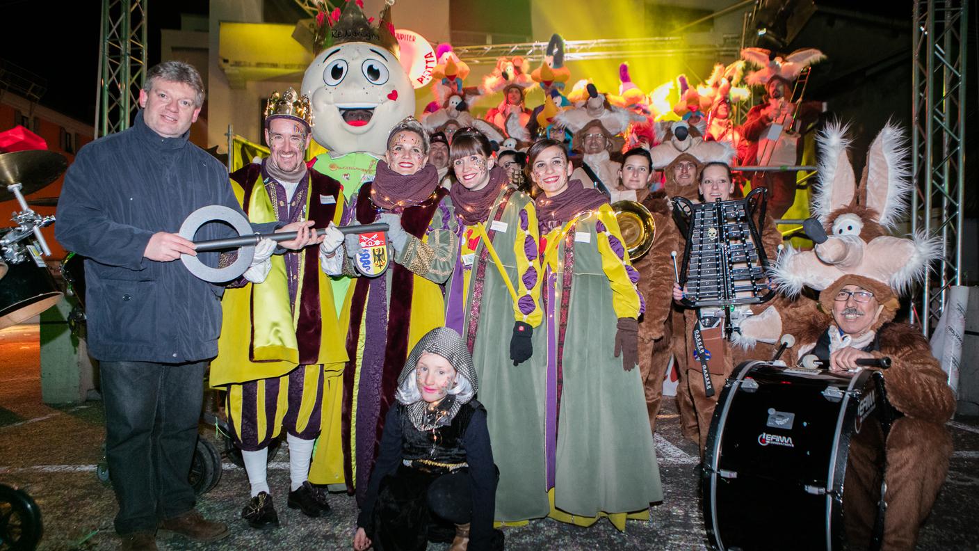 Il sindaco Loris Galbusera dà il via alla festa con la consegna delle chiavi