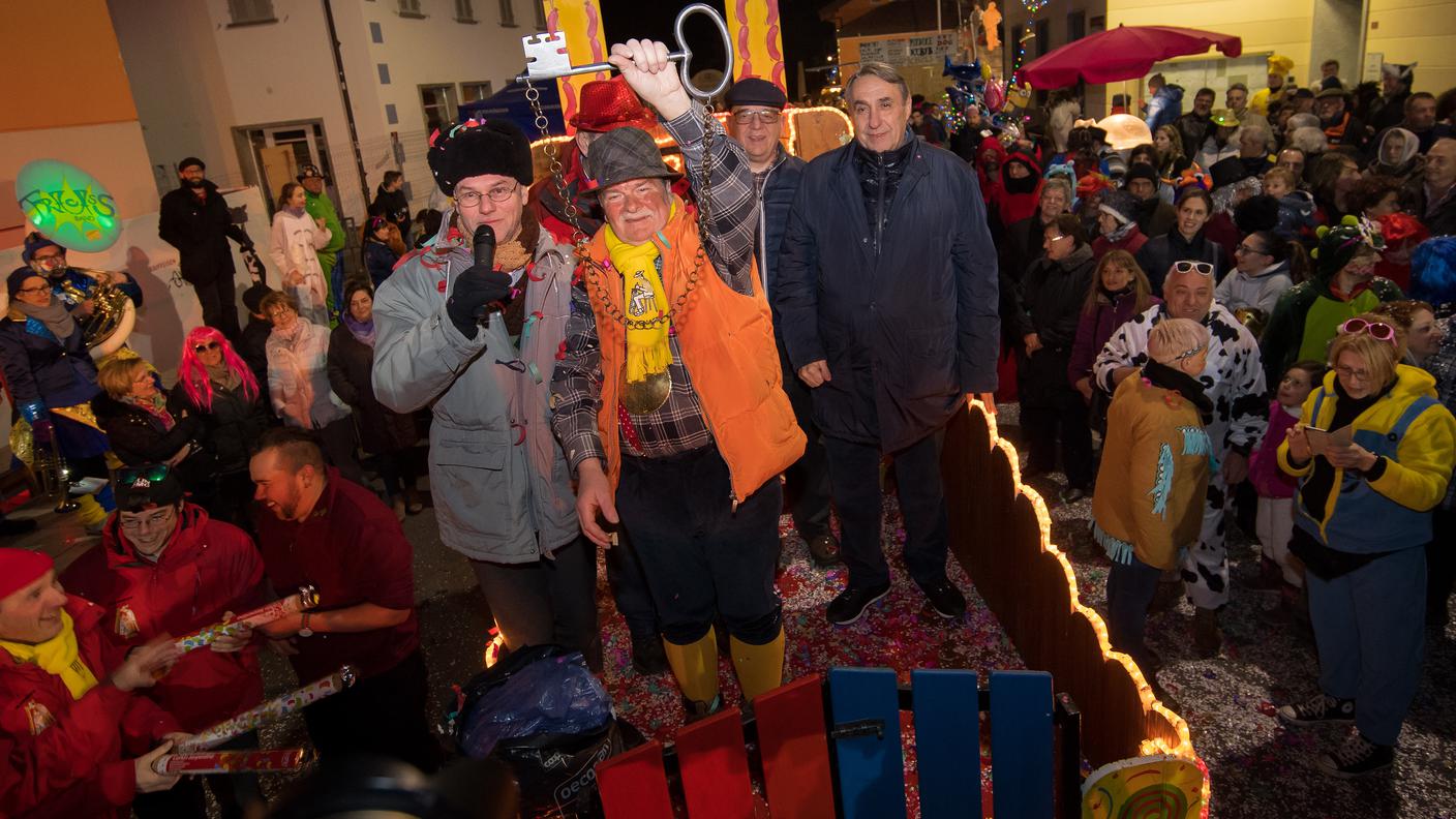 Le chiavi a Sua Maestà, che la festa cominci