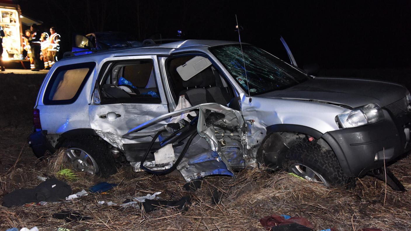Il grosso SUV si è fermato nel prato a lato della strada dopo l'urto frontale