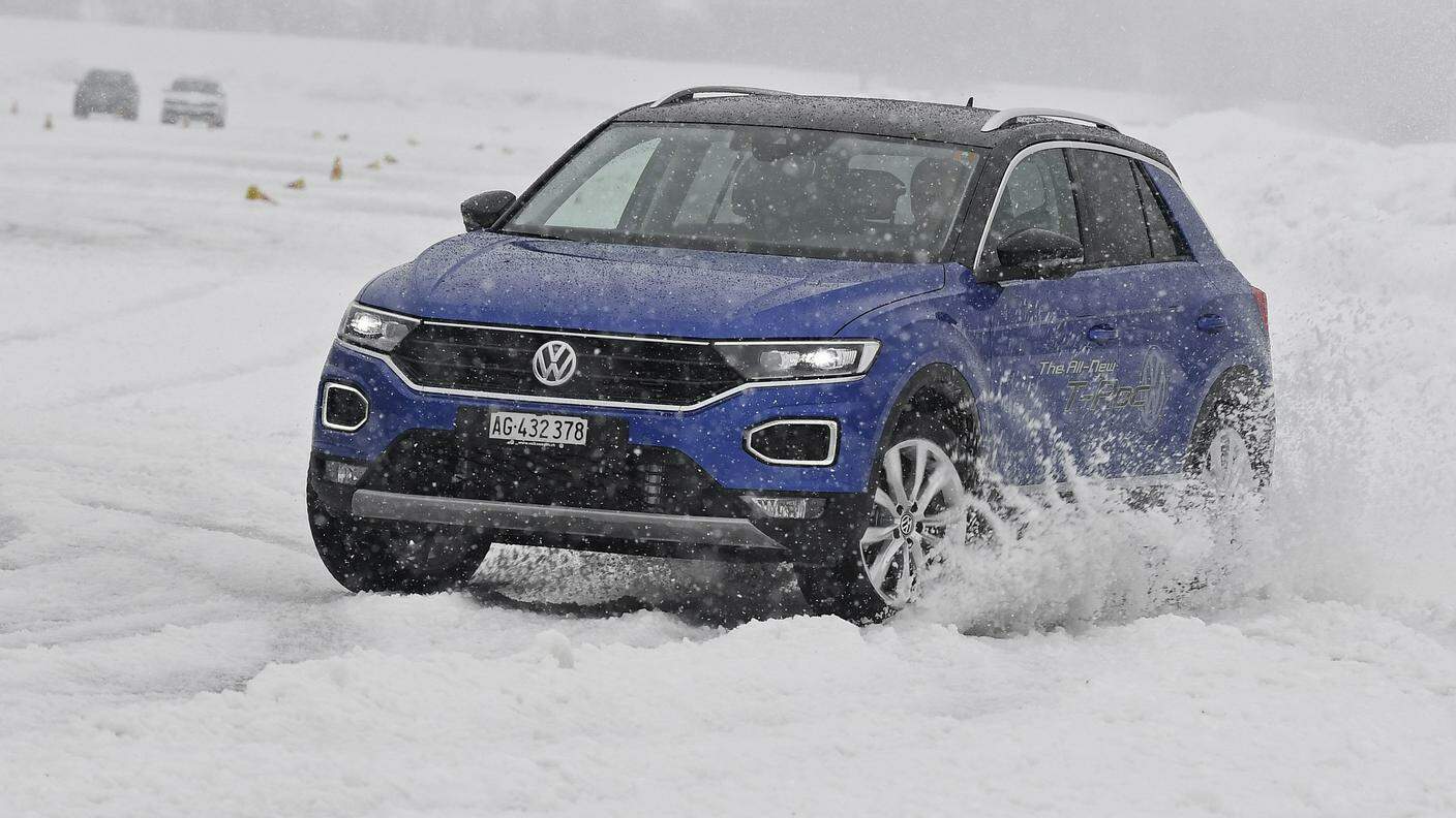 Guidare sulla neve richiede dotazioni adeguate dell'auto anche se è 4x4