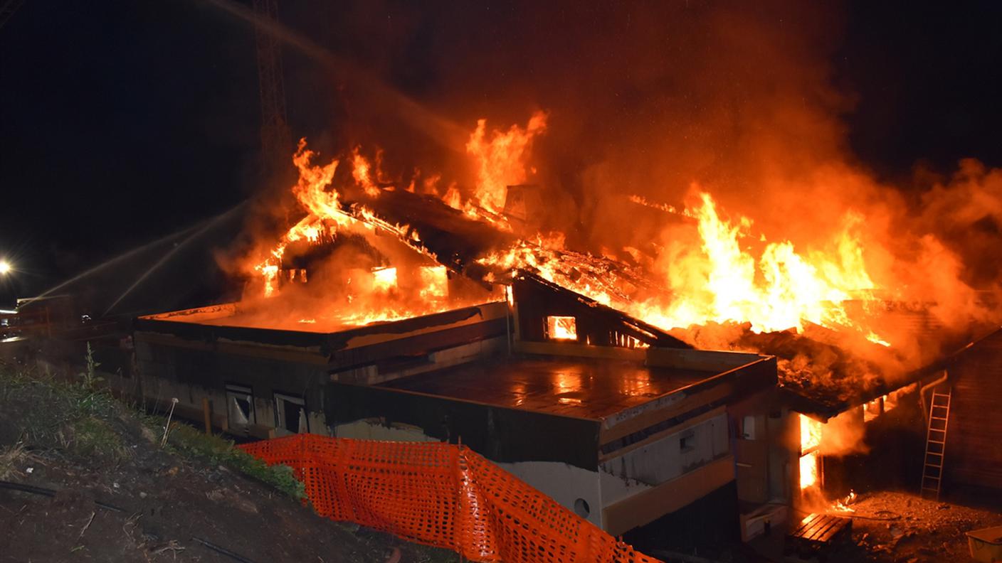 Le fiamme hanno distrutto il Berghaus Foppa a Flims.jfif