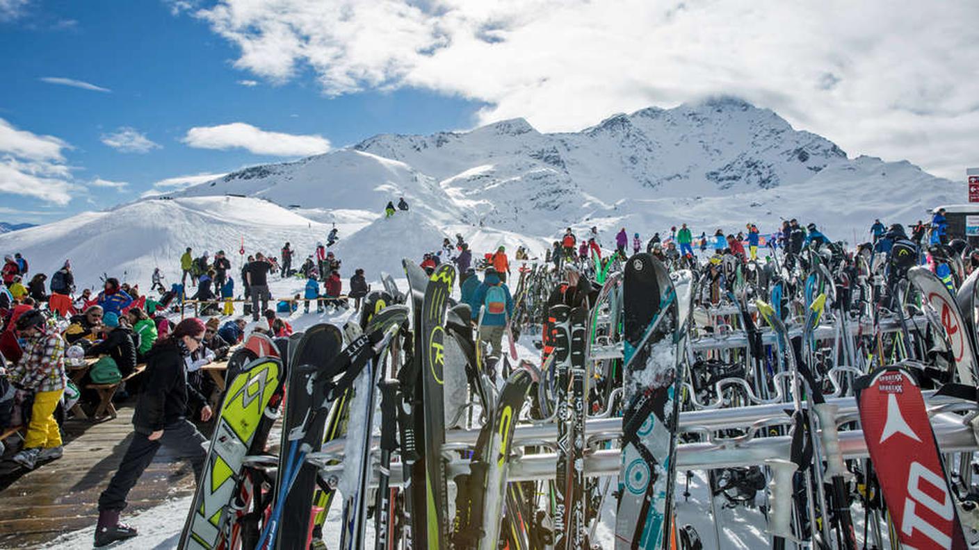 Neve e sole in questi giorni a Splügen garantiscono il pienone