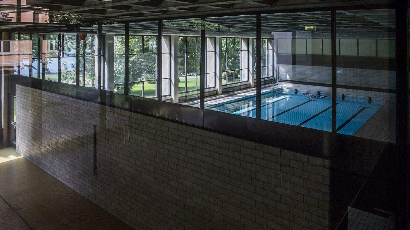 Per il Legislativo ticinese la piscina di medie e liceo Lugano 1 non sarà dismessa a breve